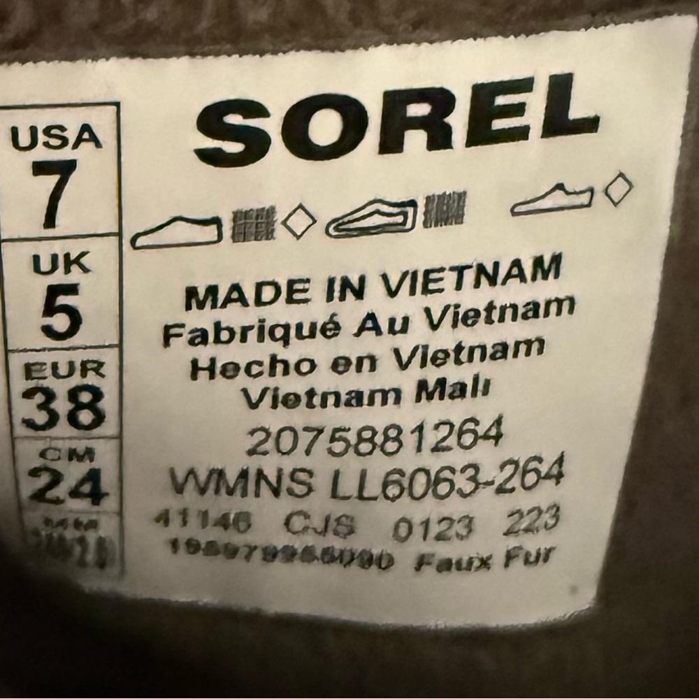 Sorel winter boot FAN-FAVORITE FELT
cosy detail switches things up from fur 7 - Picture 9 of 10